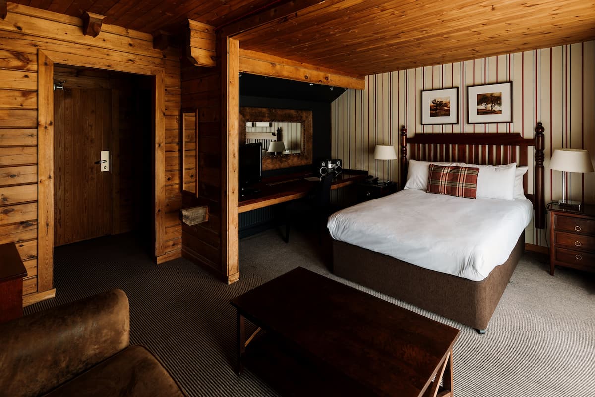 Hotel Executive Room | 低過敏寢具、書桌、筆電工作空間、熨斗/熨衣板