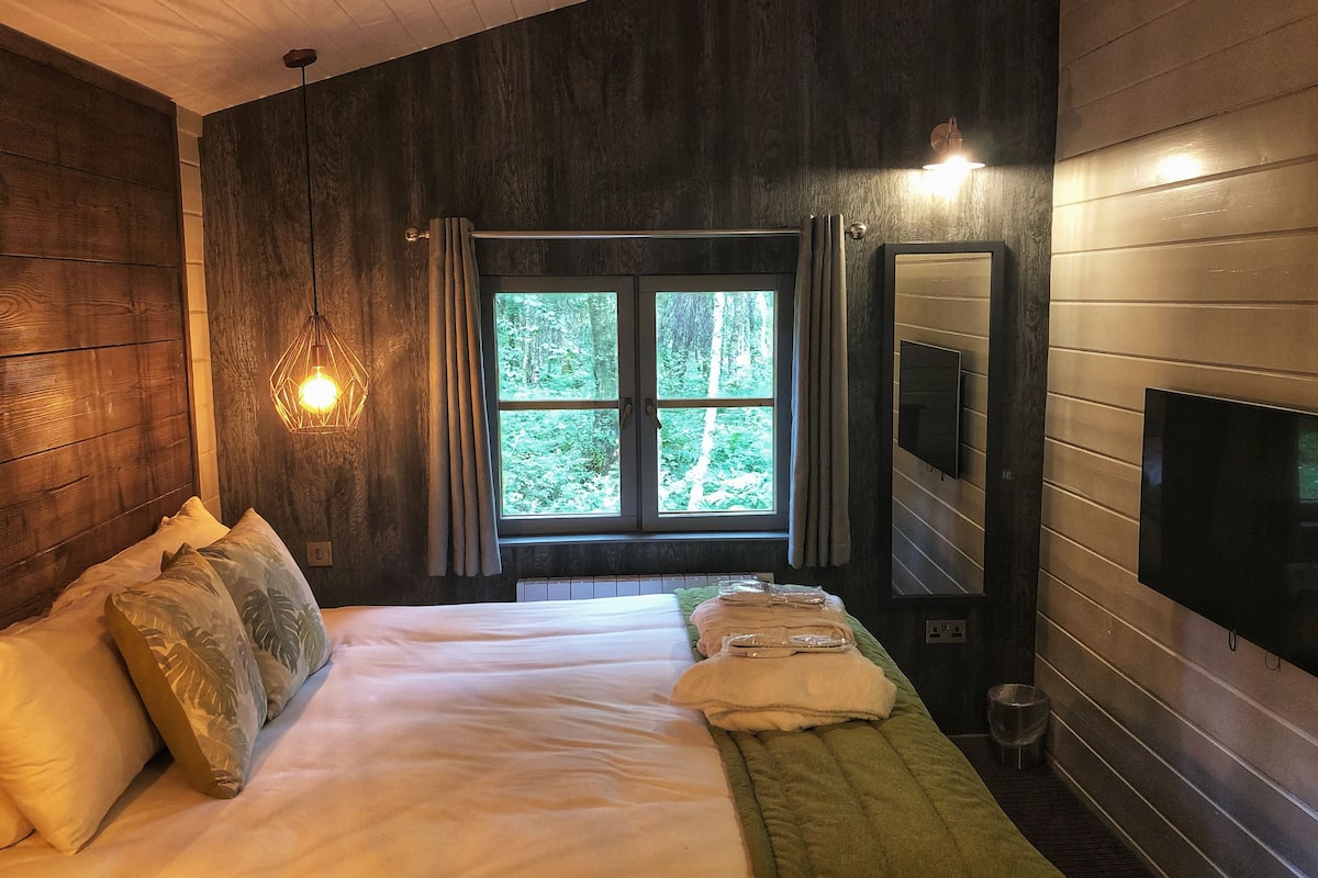 Woodland Lodge, Hot Tub | 1 bedroom, hypo-allergenic bedding, desk, laptop workspace