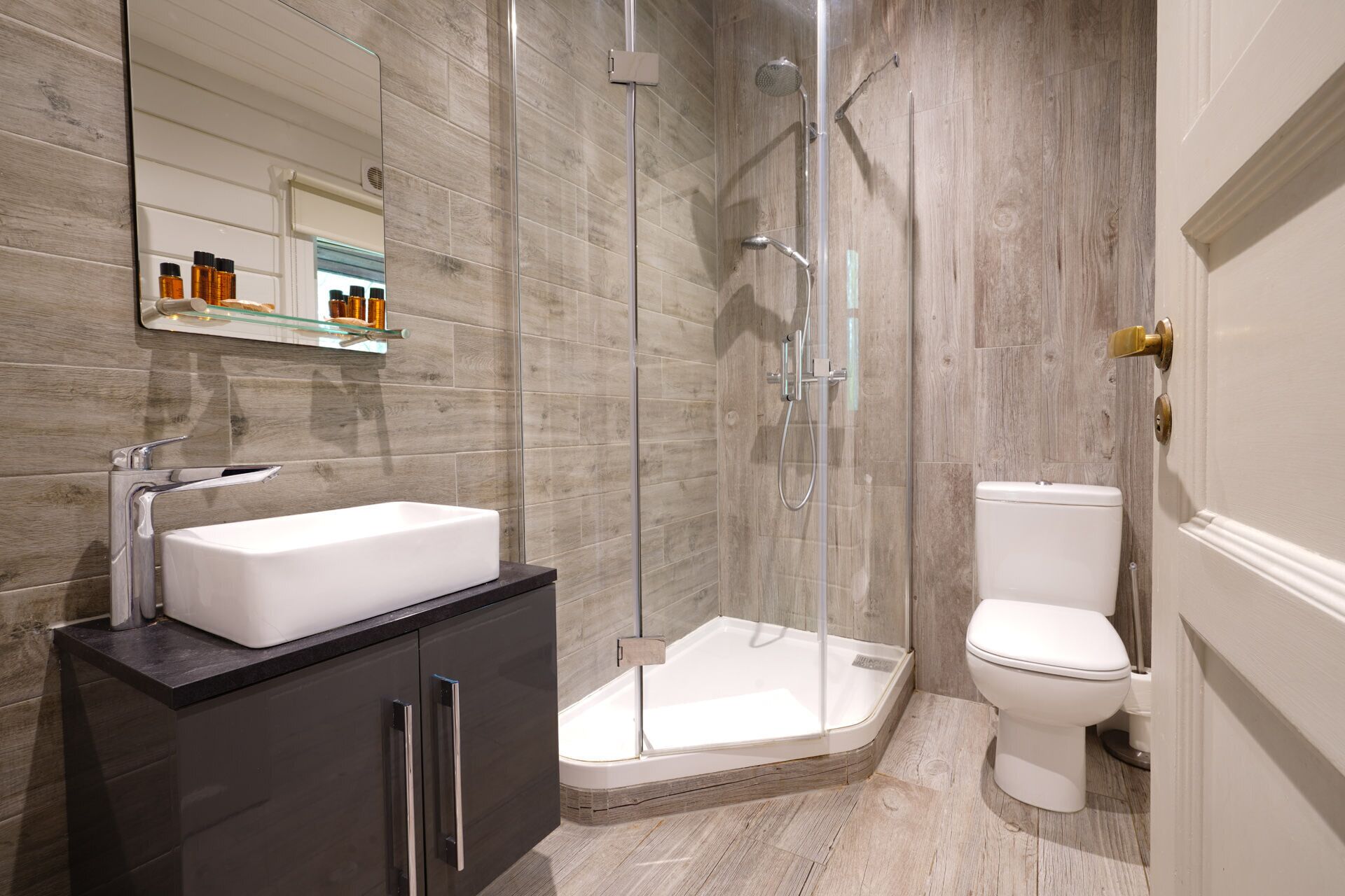 Woodland Cabin Standard | 浴室 | 淋浴/浴缸二合一、免費盥洗用品、吹風機、毛巾