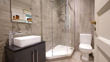 Woodland Lodge, Hot Tub | Bathroom | Combined shower/bathtub, free toiletries, hair dryer, towels