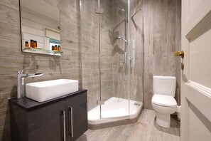 Woodland Cabin Standard | Bagno | Combinazione doccia/vasca, set di cortesia gratuito, asciugacapelli