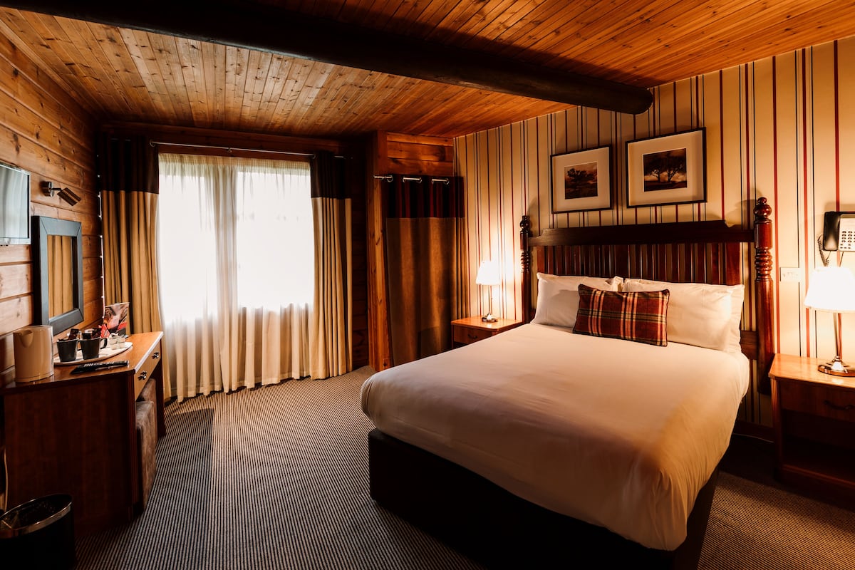 Hotel Standard Room | 低過敏寢具、書桌、筆電工作空間、熨斗/熨衣板