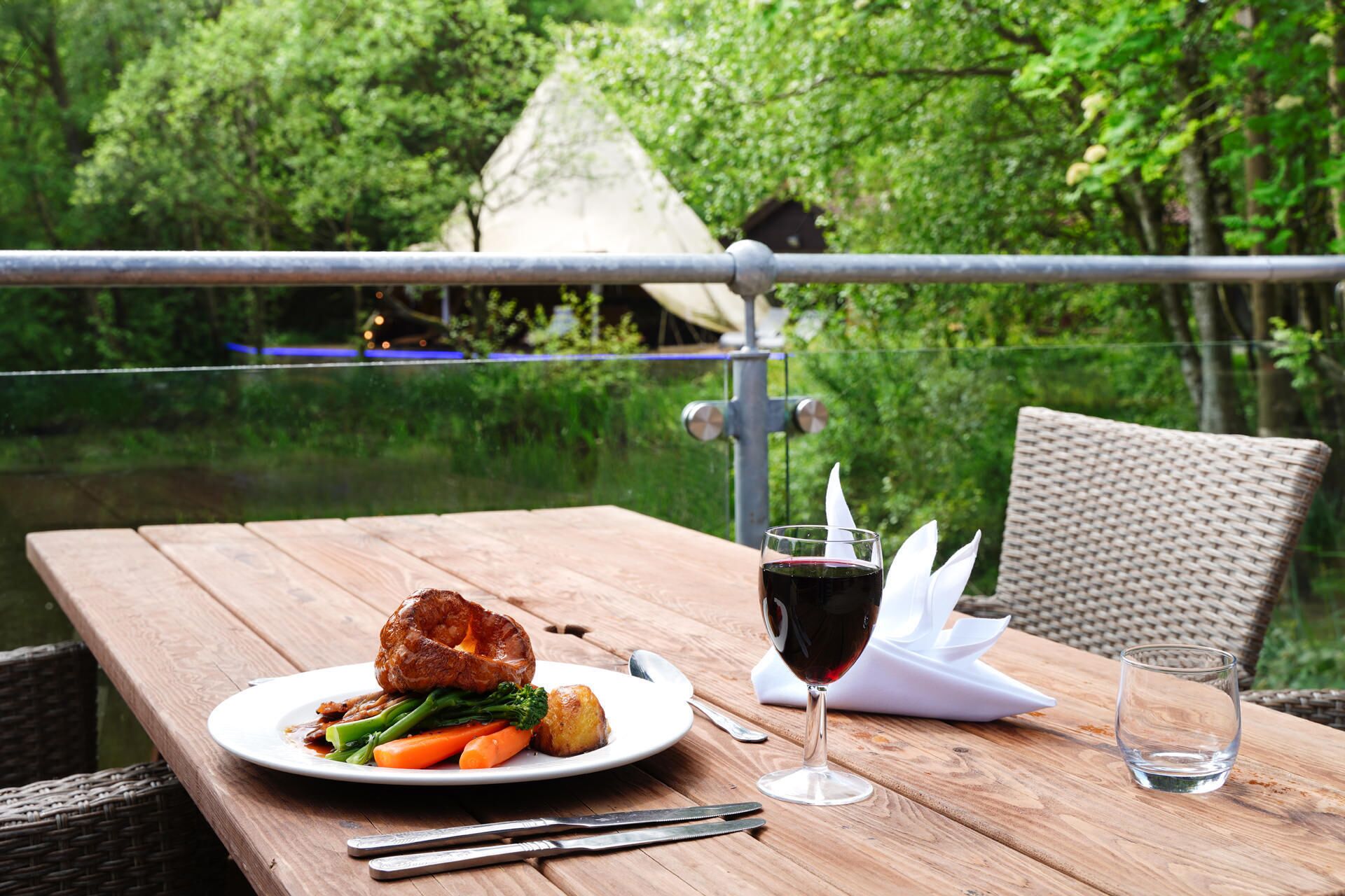 供應早餐、午餐和晚餐，當地料理，露 天餐廳