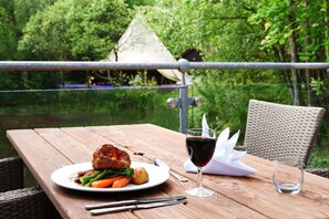 Colazione, aperto a pranzo e cena, cucina locale, con tavoli all'aperto
