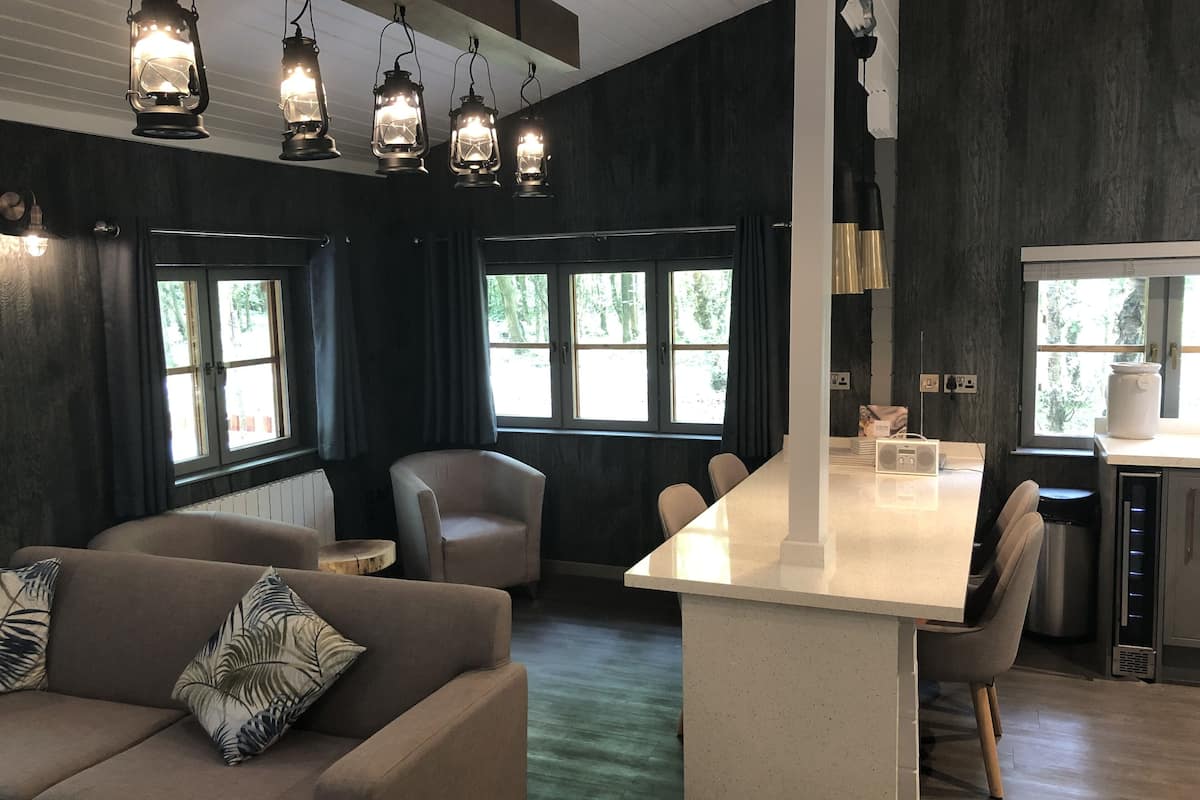 woodland lodge, hot tub | living area | 32-inch flat-screen tv with digital channels, tv