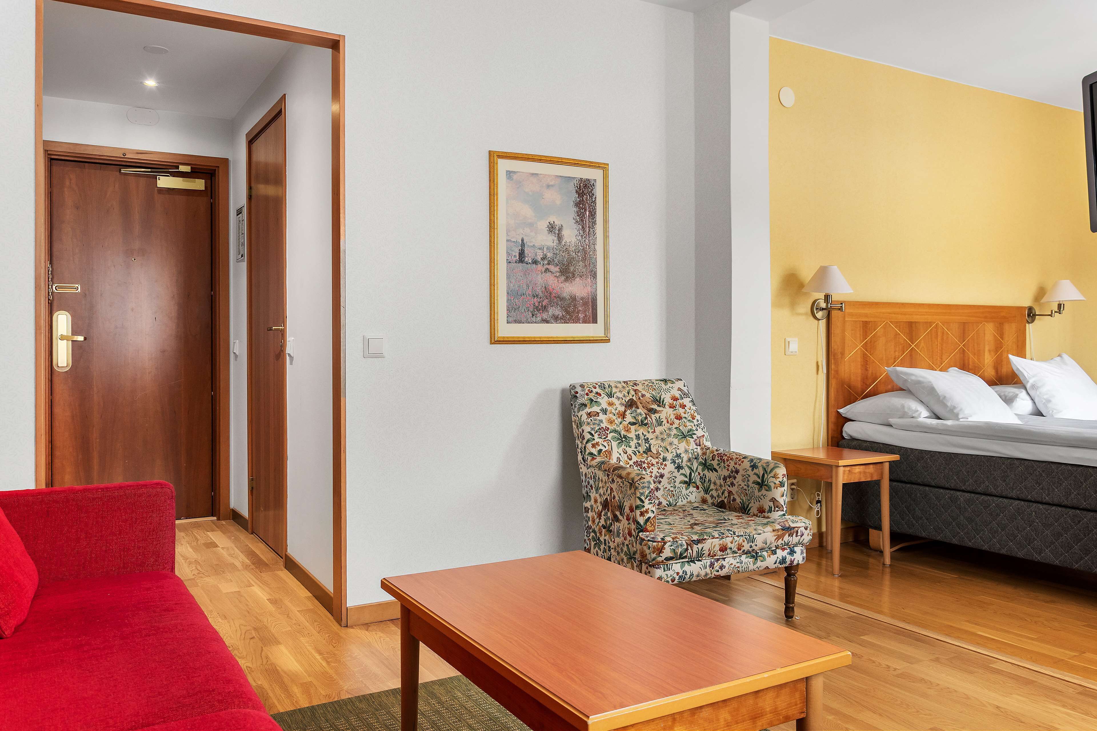 superior room, 1 queen bed, non smoking (with sofabed) | premium bedding, pillow-top beds, minibar, in-room safe