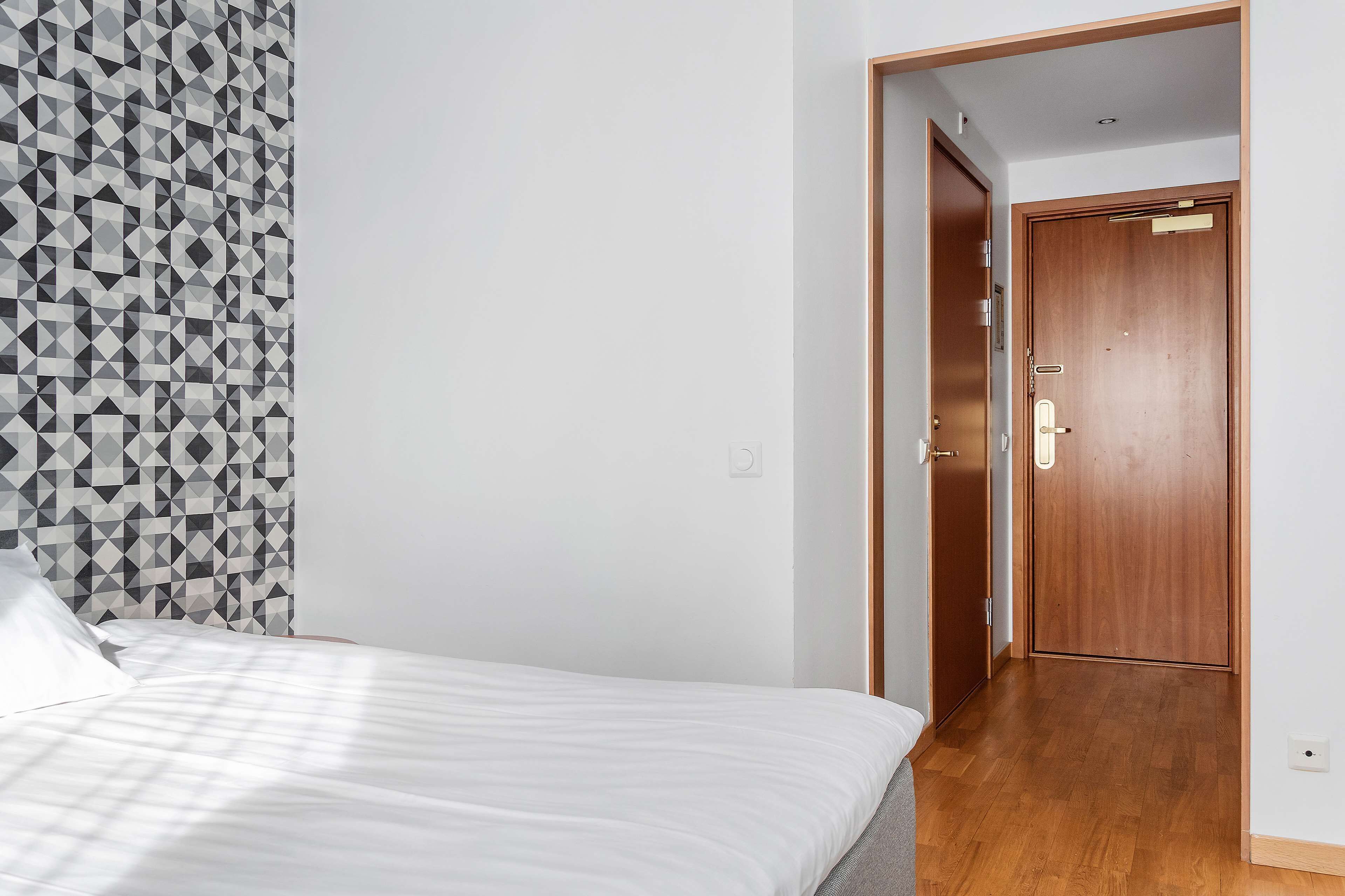 standard room, 1 queen bed, non smoking | premium bedding, pillow-top beds, minibar, in-room safe