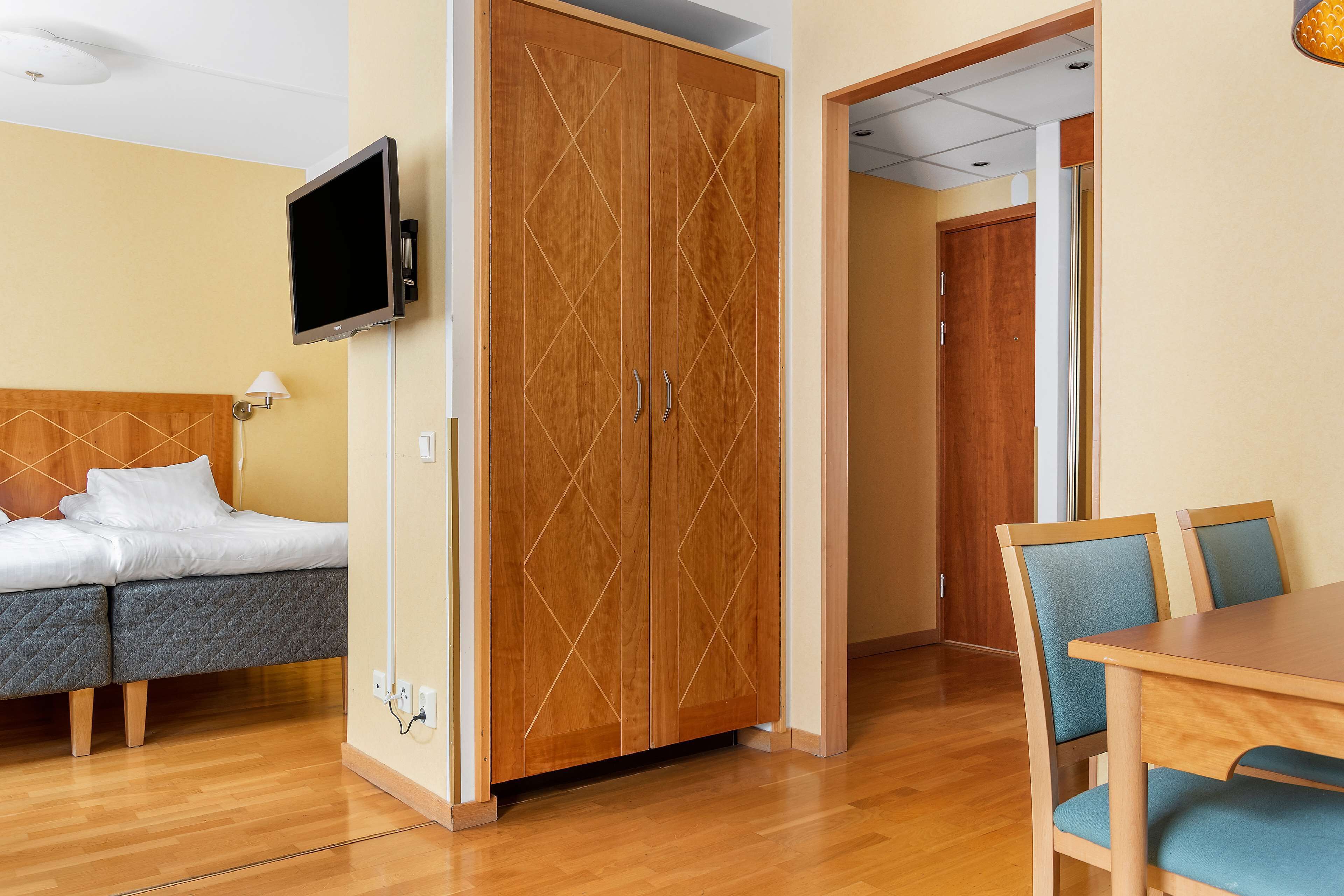 premium bedding, pillow-top beds, minibar, in-room safe