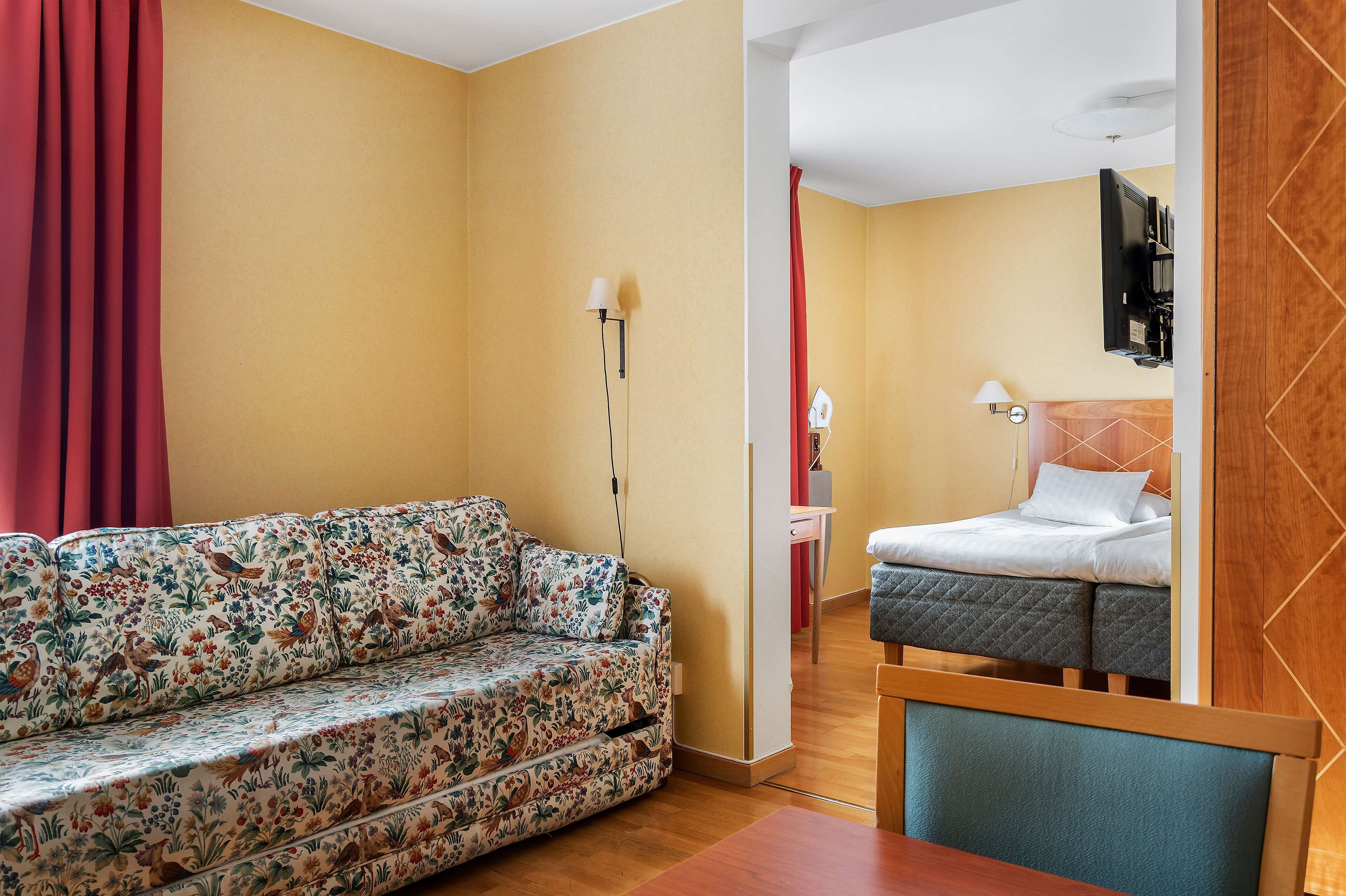 family room, 2 single beds, non smoking (with sofabed) | premium bedding, pillow-top beds, minibar, in-room safe