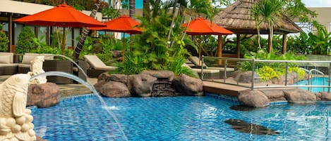 Piscina externa, espreguiçadeiras