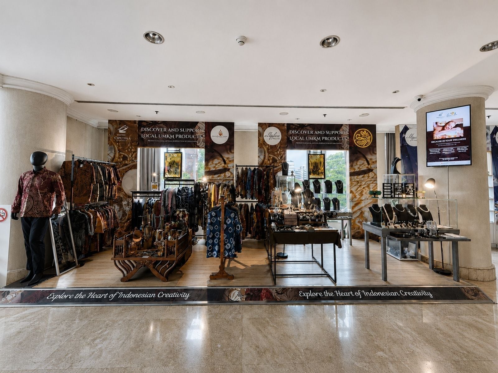 Un espacio comercial bien iluminado exhibe una variedad de productos locales de micro, pequeñas y medianas empresas, incluyendo ropa y accesorios.