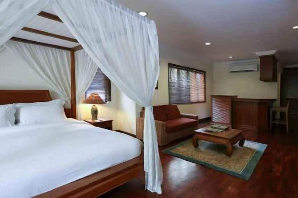 Minibar, in-room safe, desk, free WiFi