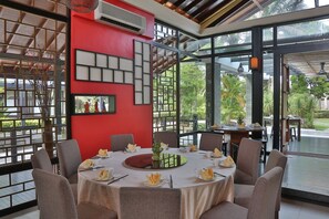 3 restaurants, breakfast, lunch, dinner served; Italian cuisine 