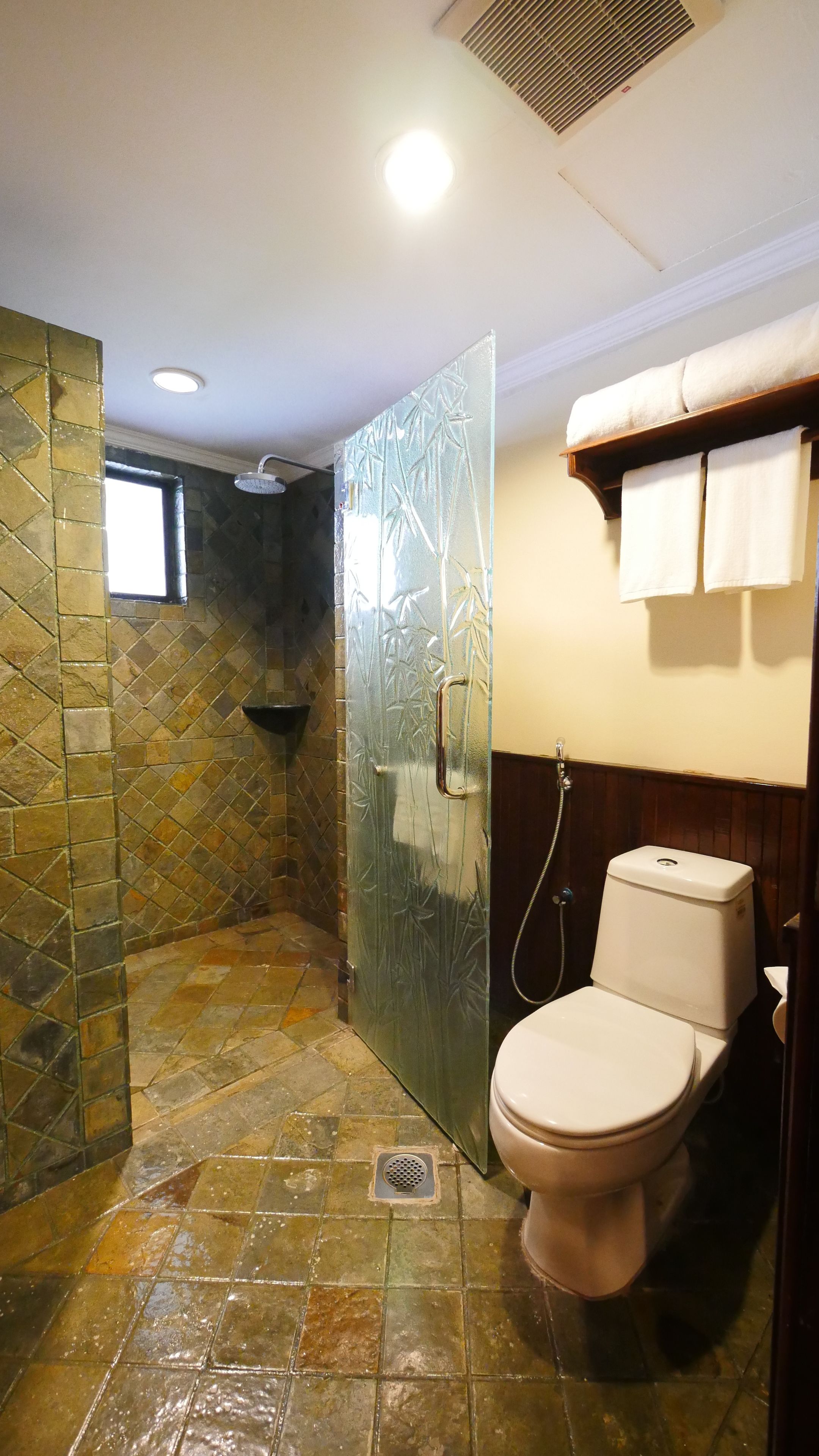 deluxe chalet | bathroom | free toiletries, hair dryer, bathrobes, slippers