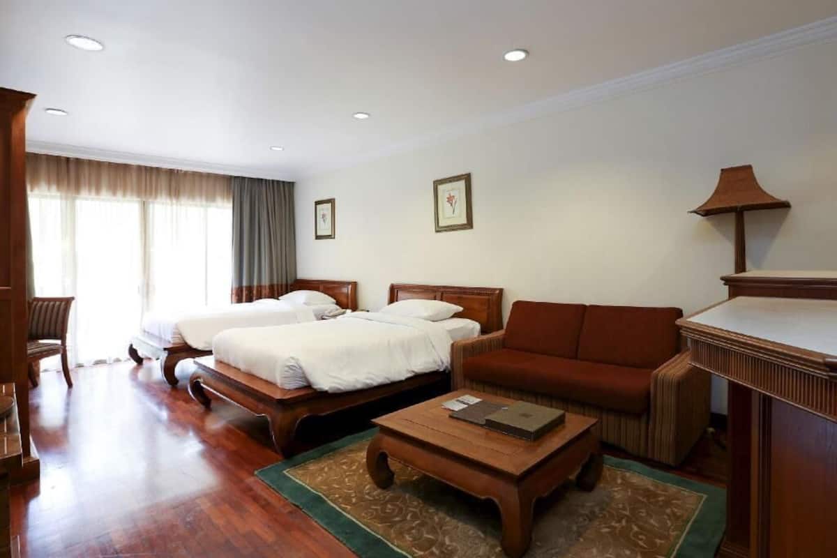 Deluxe Room | Minibar, in-room safe, desk, free WiFi