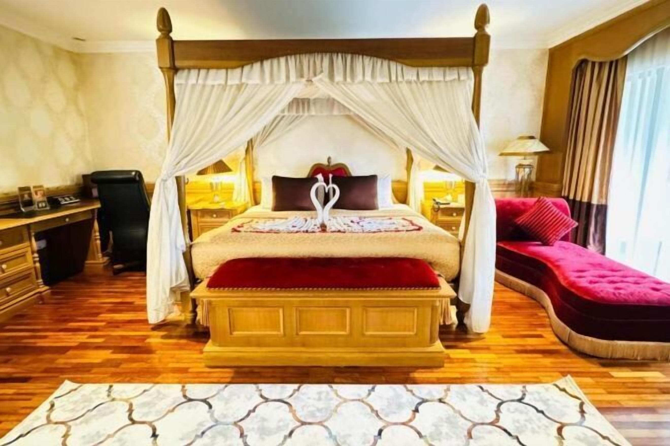 Minibar, in-room safe, desk, free WiFi