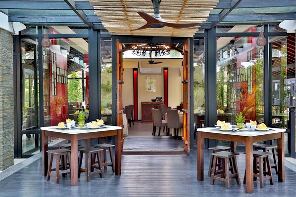 3 間餐廳；供應早餐、午餐、晚餐；意大利菜