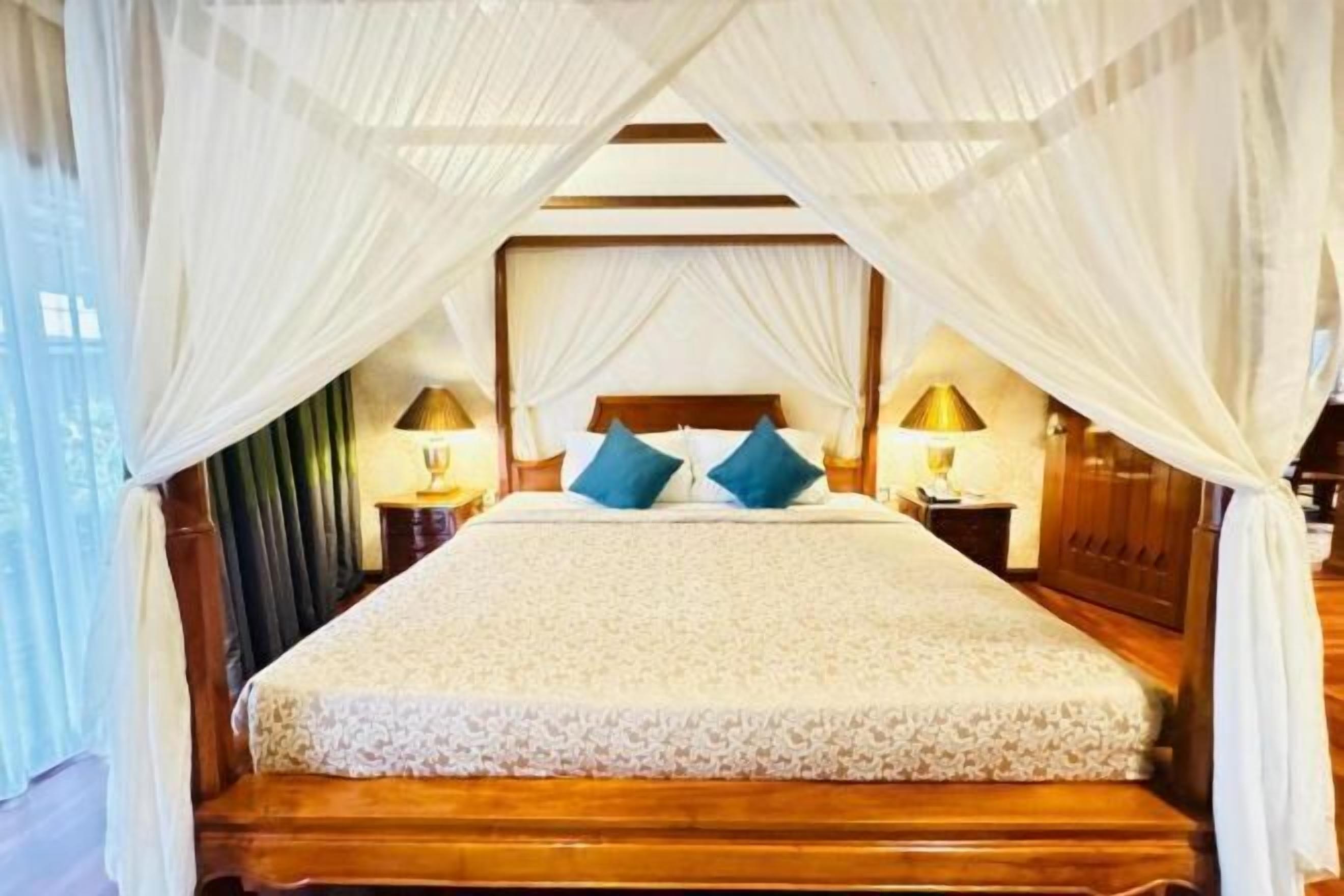 Minibar, in-room safe, desk, free WiFi