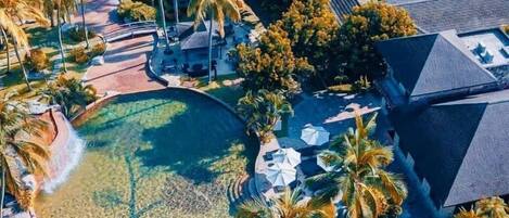 Kolam renang outdoor, dengan kursi berjemur