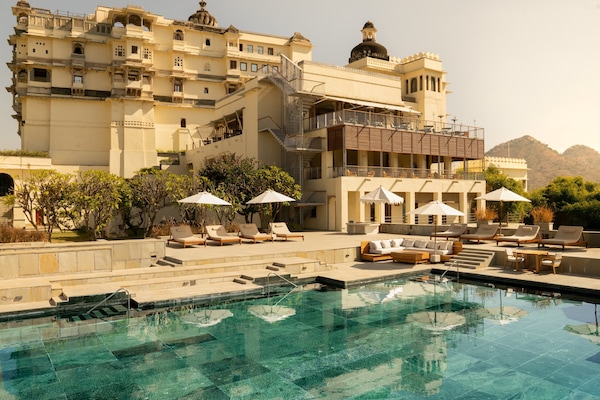 Piscina externa, funciona das 7h às 19h, guarda-sóis, espreguiçadeiras