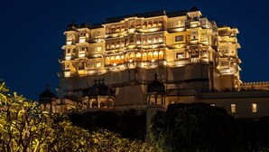 Un edificio de varios pisos con balcones ornamentales y arquitectura tradicional, probablemente un hotel o edificio histórico.
