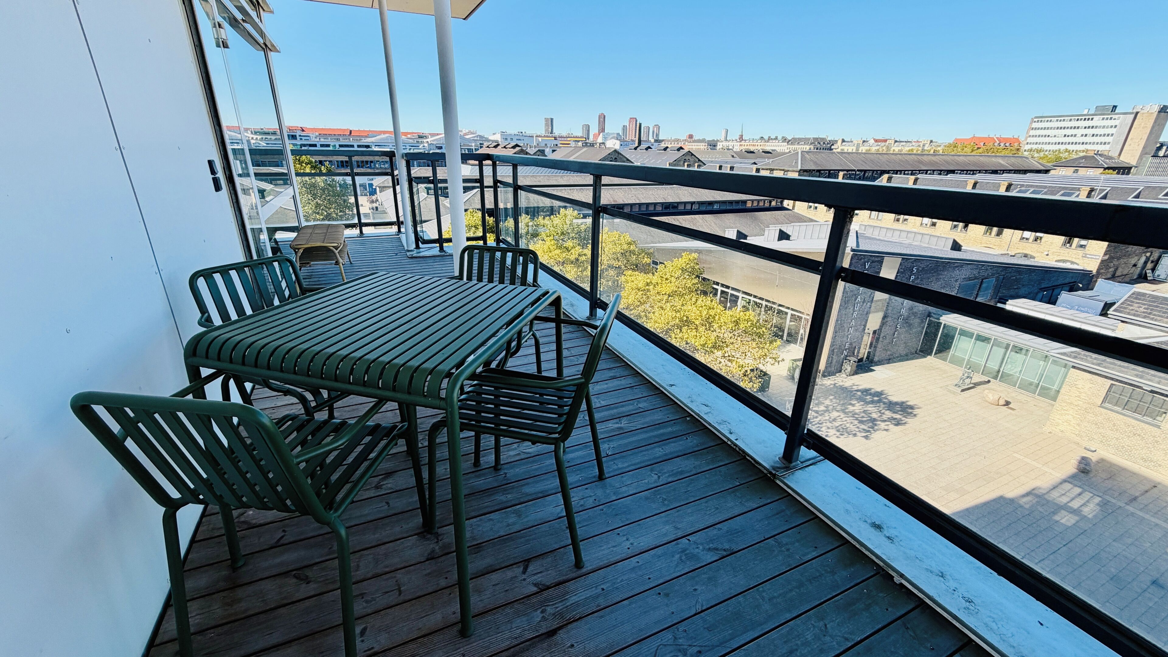 Suite with balcony | Bộ đồ giường kháng dị ứng, két bảo mật tại phòng, bàn, màn/rèm cản sáng 