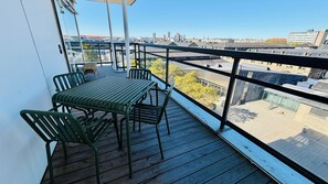 Suite with balcony | Hypo-allergenic bedding, in-room safe, desk, blackout drapes