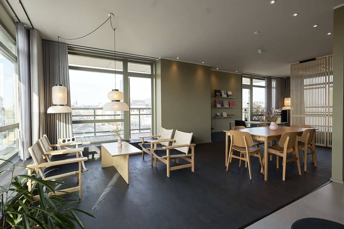 Deluxe-Suite | Wohnzimmer | Tischfußball, Tischtennisplatte, Bücher