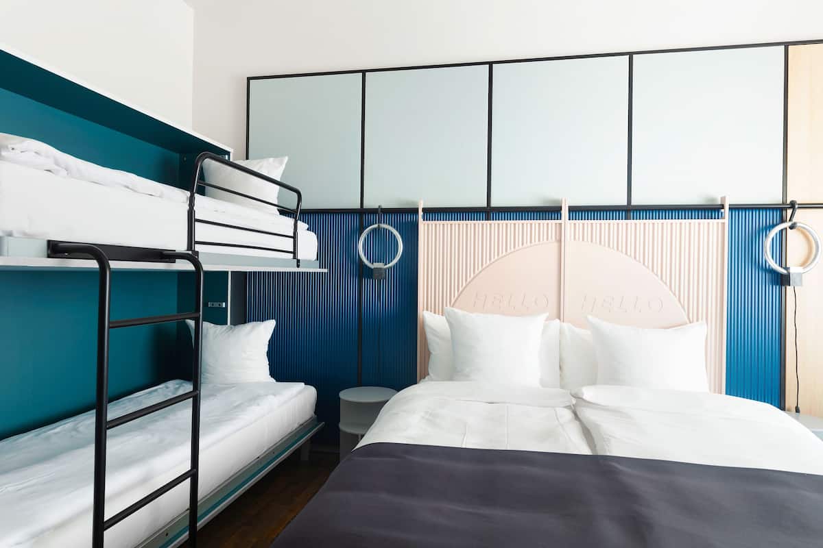 Standard-Vierbettzimmer, Mehrere Betten (Renovated) | Allergikerbettwaren, Zimmersafe, Schreibtisch, Verdunkelungsvorhänge