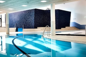 3 Innenpools, Rettungsschwimmer vor Ort