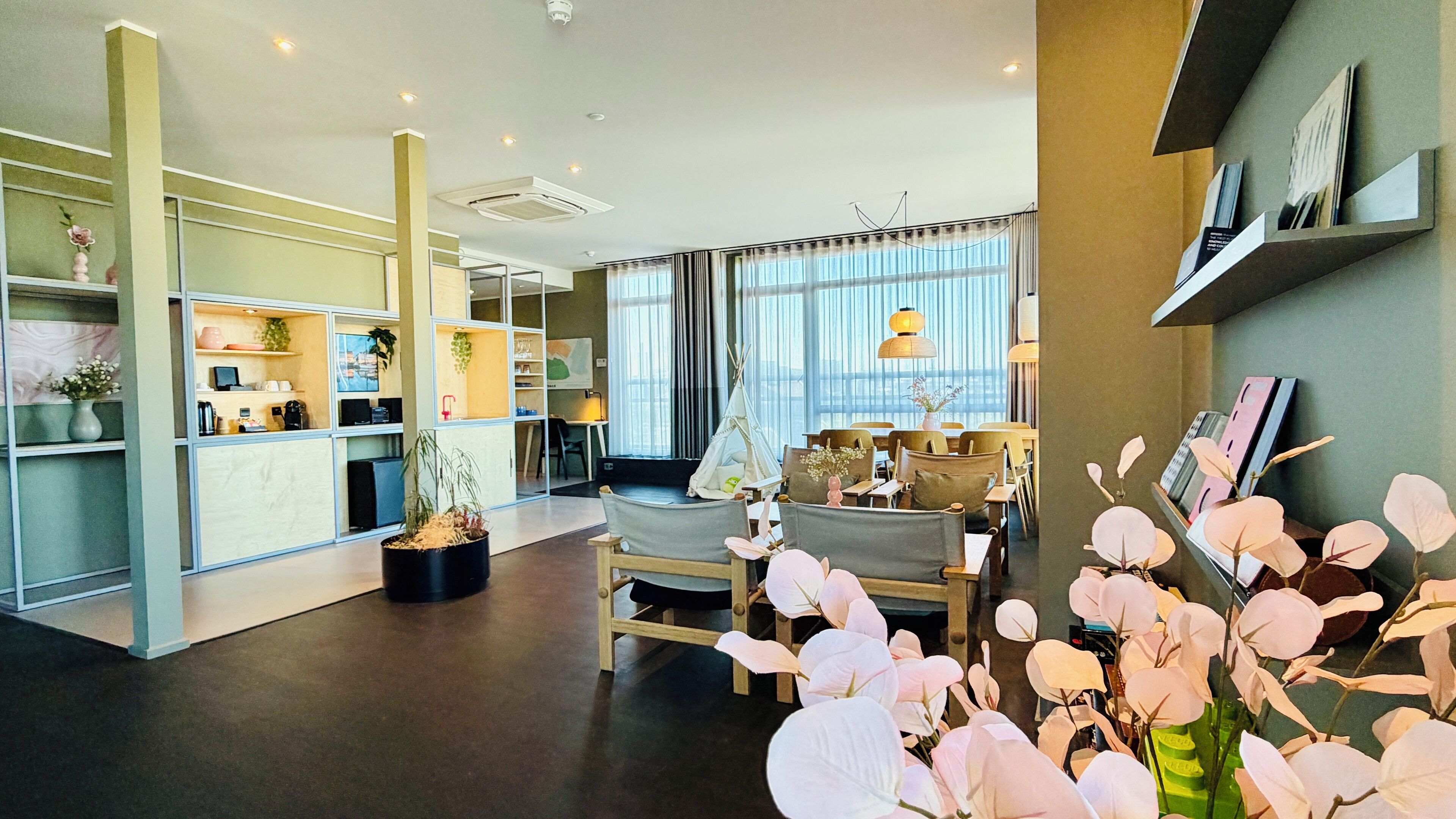 Suite with balcony | Hypo-allergenic bedding, in-room safe, desk, blackout drapes