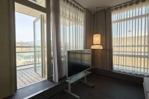 Deluxe-Suite | Allergikerbettwaren, Zimmersafe, Schreibtisch, Verdunkelungsvorhänge