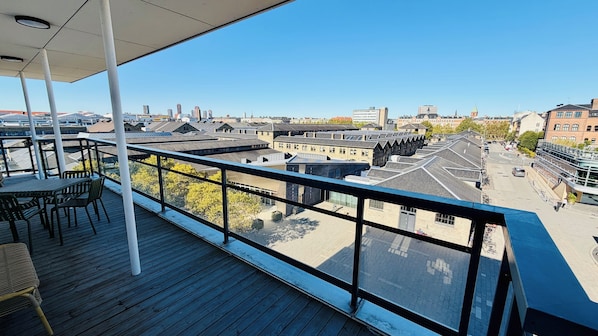 Suite with balcony | Hypo-allergenic bedding, in-room safe, desk, blackout curtains
