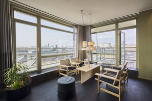 Deluxe-Suite | Allergikerbettwaren, Zimmersafe, Schreibtisch, Verdunkelungsvorhänge