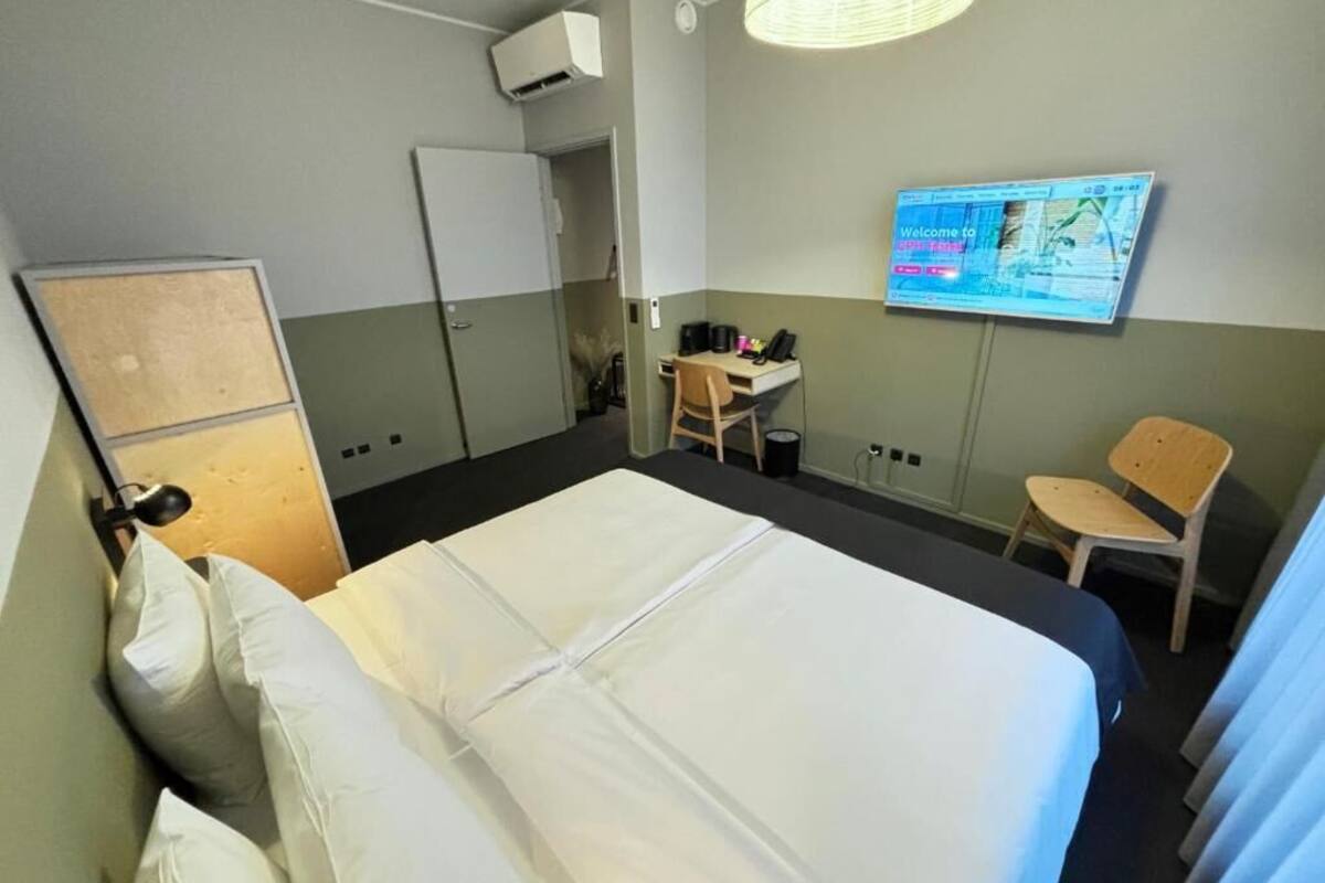 Deluxe-Zimmer | Allergikerbettwaren, Zimmersafe, Schreibtisch, Verdunkelungsvorhänge