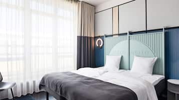 Hypo-allergenic bedding, in-room safe, desk, blackout drapes