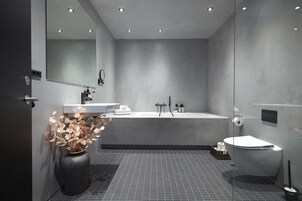Suite with balcony | 浴室 | 环保洗浴用品、吹风机、毛巾、肥皂