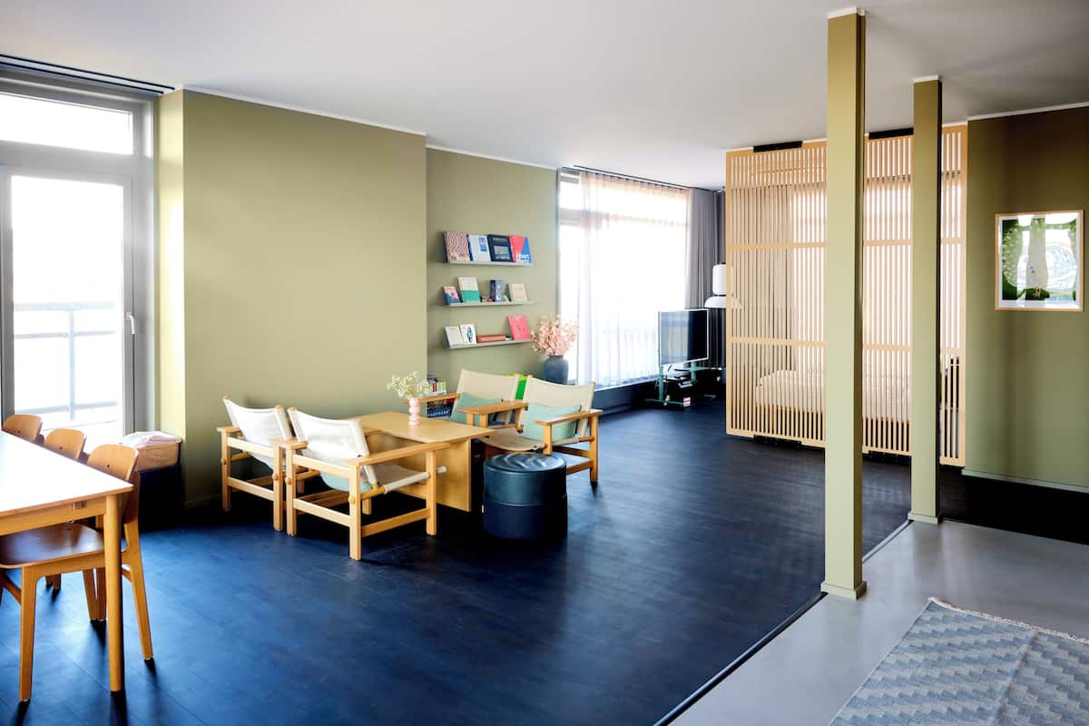 Suite with balcony | 低過敏寢具、客房內保險箱、書桌、遮光布/窗簾