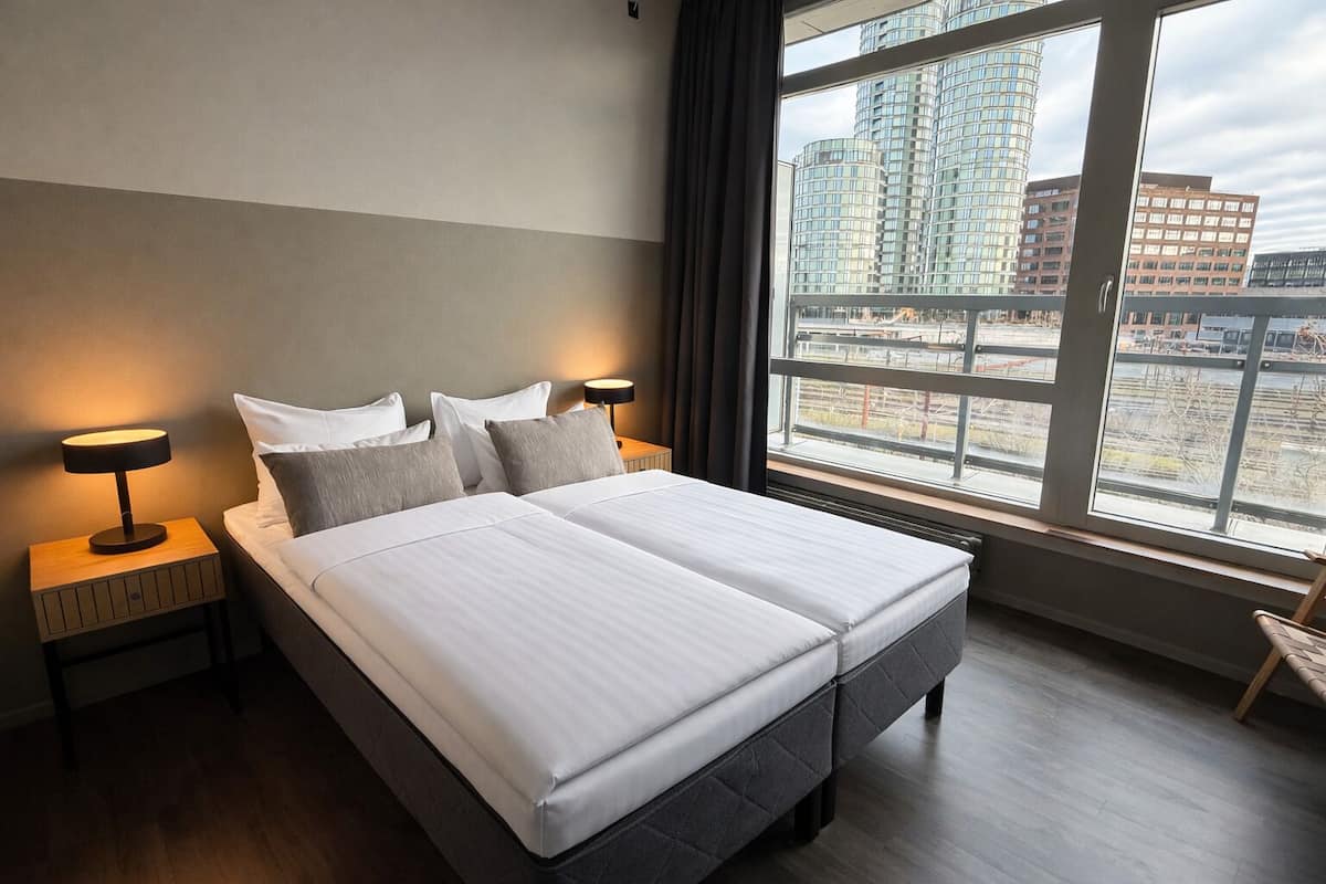 Habitación doble Confort, 1 cama matrimonial | Ropa de cama hipoalergénica y caja de seguridad en la habitación