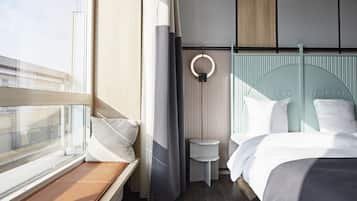 Allergitestade sÀngklÀder, vÀrdeförvaringsskÄp pÄ rummet och skrivbord