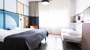 Superior Family Room | Allergivenligt sengetøj, pengeskab på værelset, skrivebord