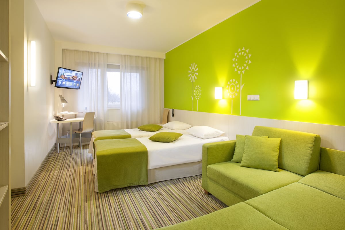 Tallelokero huoneessa, työpöytä, ilmainen Wi-Fi, vuodevaatteet