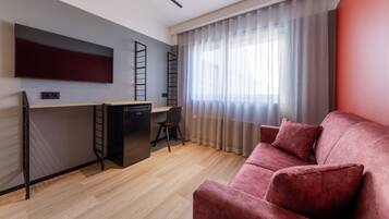 Family Room | Desk, laptop workspace, soundproofing, free WiFi