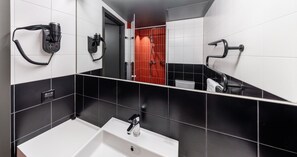 Suihku, hiustenkuivaaja, pyyhkeet