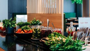 Un bufé con distintos alimentos y acompañamientos.