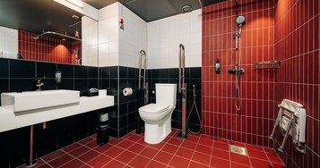 Doppelzimmer | Badezimmer | Dusche, umweltfreundliche Kosmetikartikel, Haartrockner, Handtücher