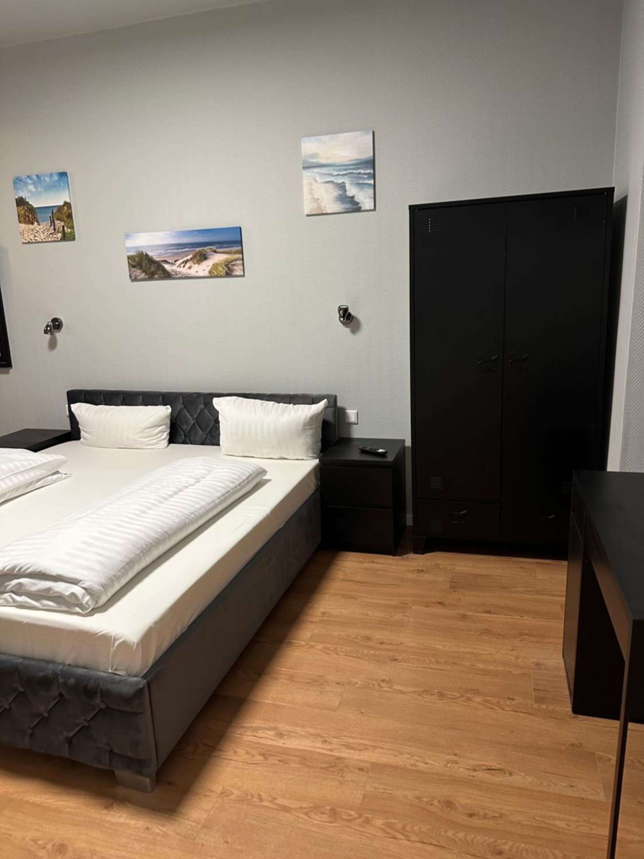 Minibar, Zimmersafe, Schreibtisch, Verdunkelungsvorhänge