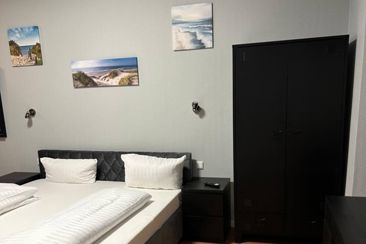 Minibar, Zimmersafe, Schreibtisch, Verdunkelungsvorhänge