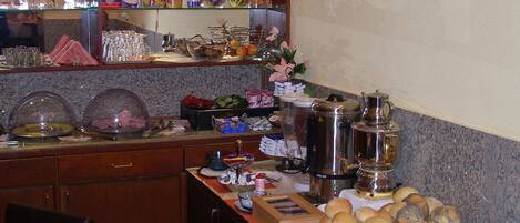 Breakfast (EUR 7.50 per person)