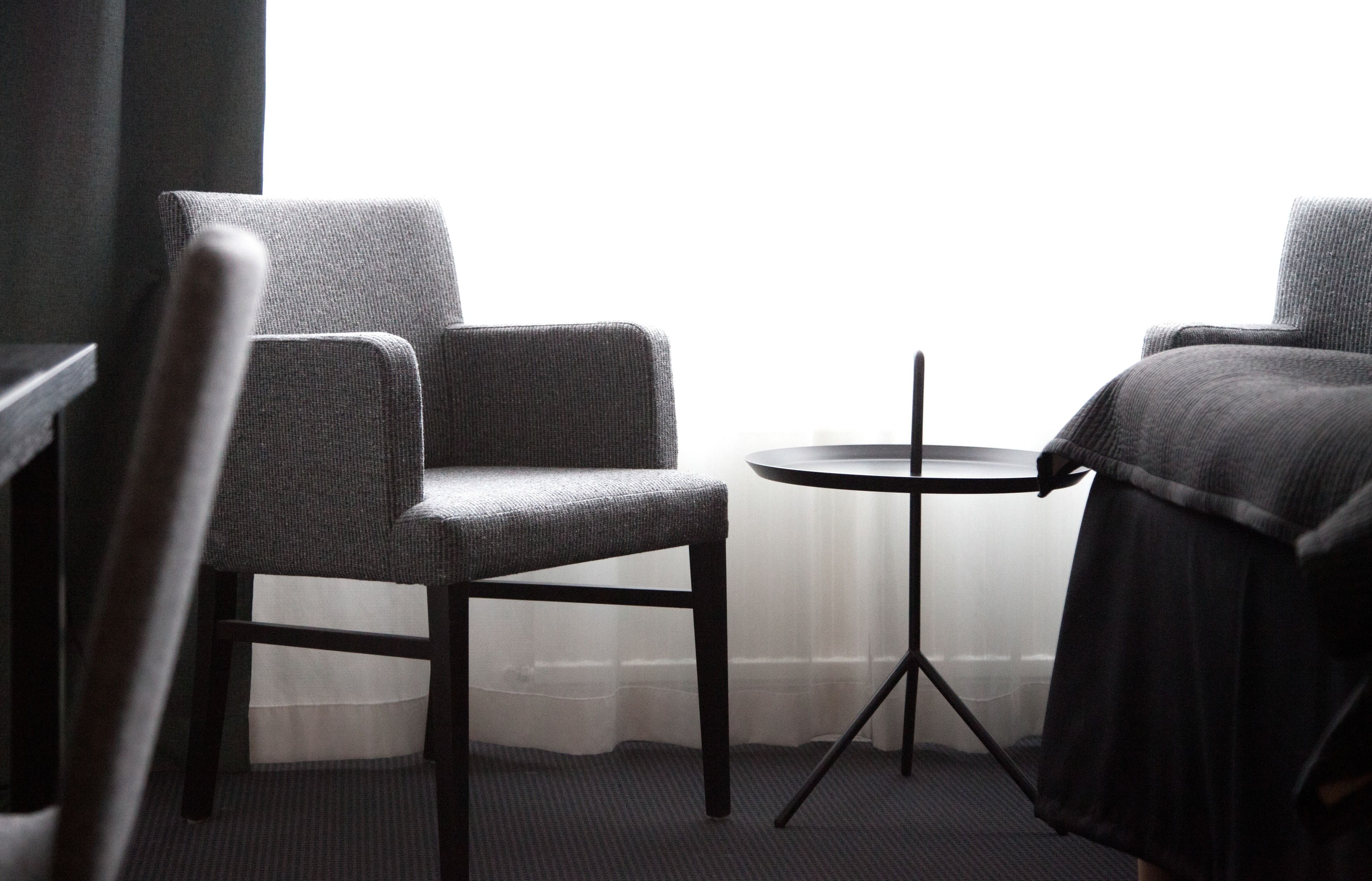 deluxe room, 2 single beds, non smoking | living area | 42-inch flat-screen tv with cable channels, tv